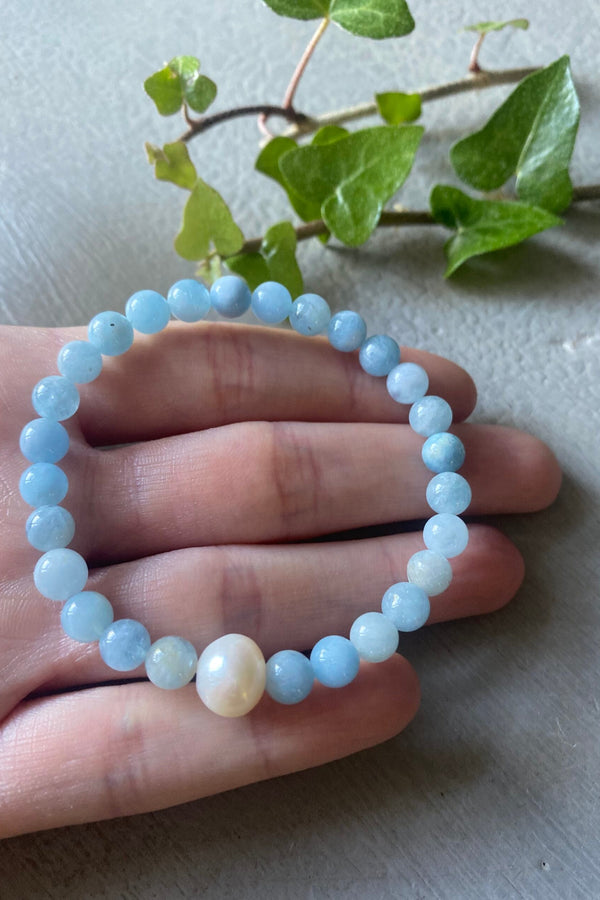 Beaded aquamarine bracelet with freshwater pearl on a hand