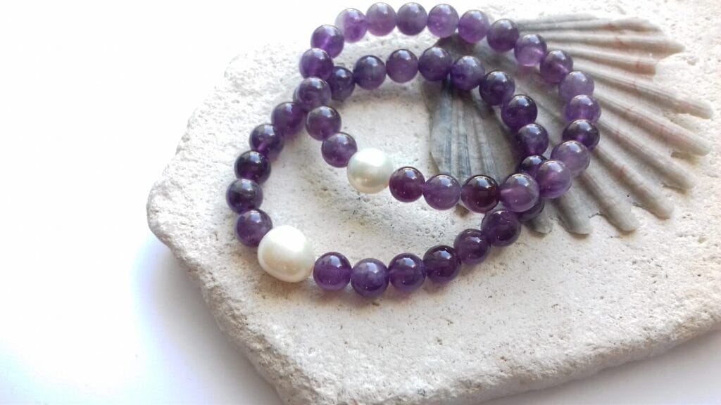 Amethyst beaded bracelet with freshwater pearl accent
