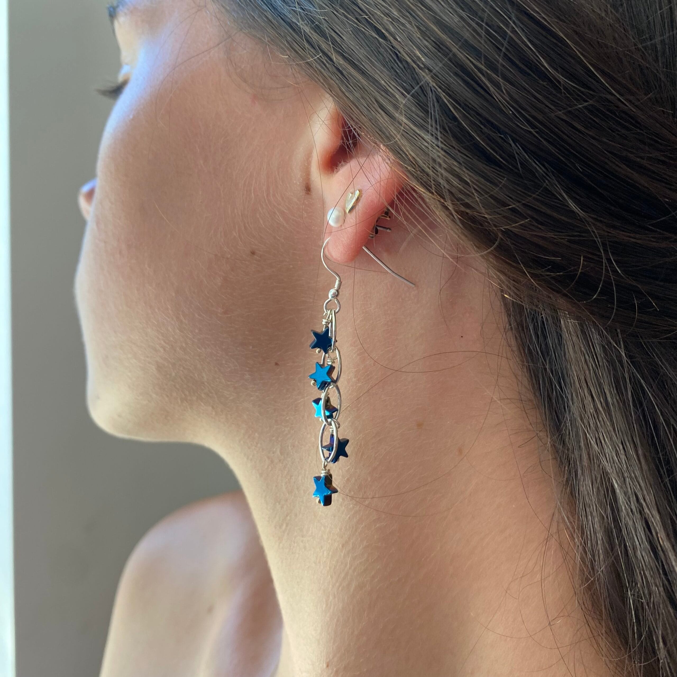 Earrings. 5 Blue hematite stars on a link chain in a waterfall style